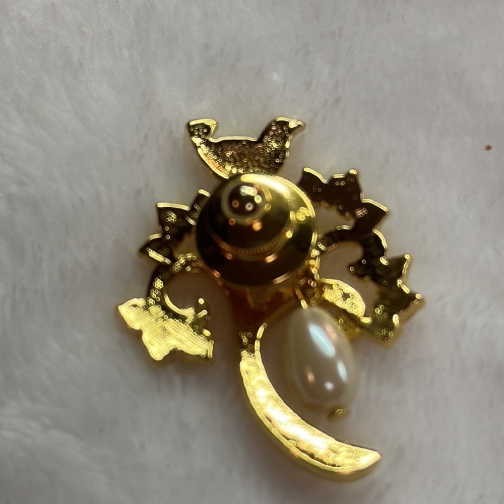 Avon Partridge In A Pear Tree Lapel Pin Gold Oval… - image 2